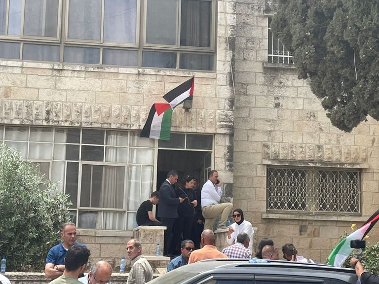 أمام منزل الصحفية الفلسطينية شيرين أبو عاقلة