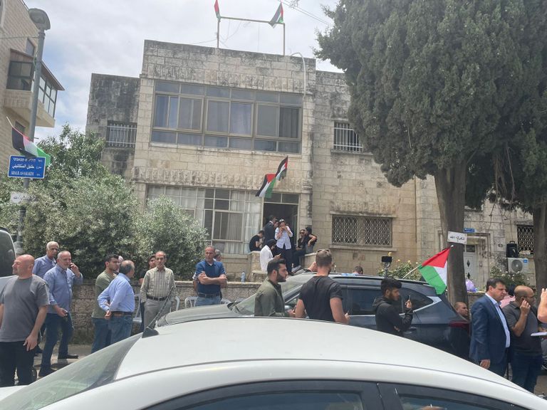 أمام منزل الصحفية الفلسطينية شيرين أبو عاقلة