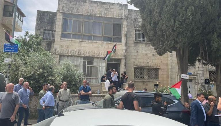أمام منزل الصحفية الفلسطينية شيرين أبو عاقلة 