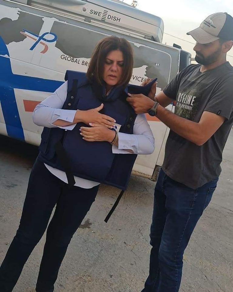 الصورة الأخيرة لشيرين أبو عاقلة قبيل البدء في التغطية التي قتلت خلالها الصحفية الفلسطينية شيرين أبو عاقلة