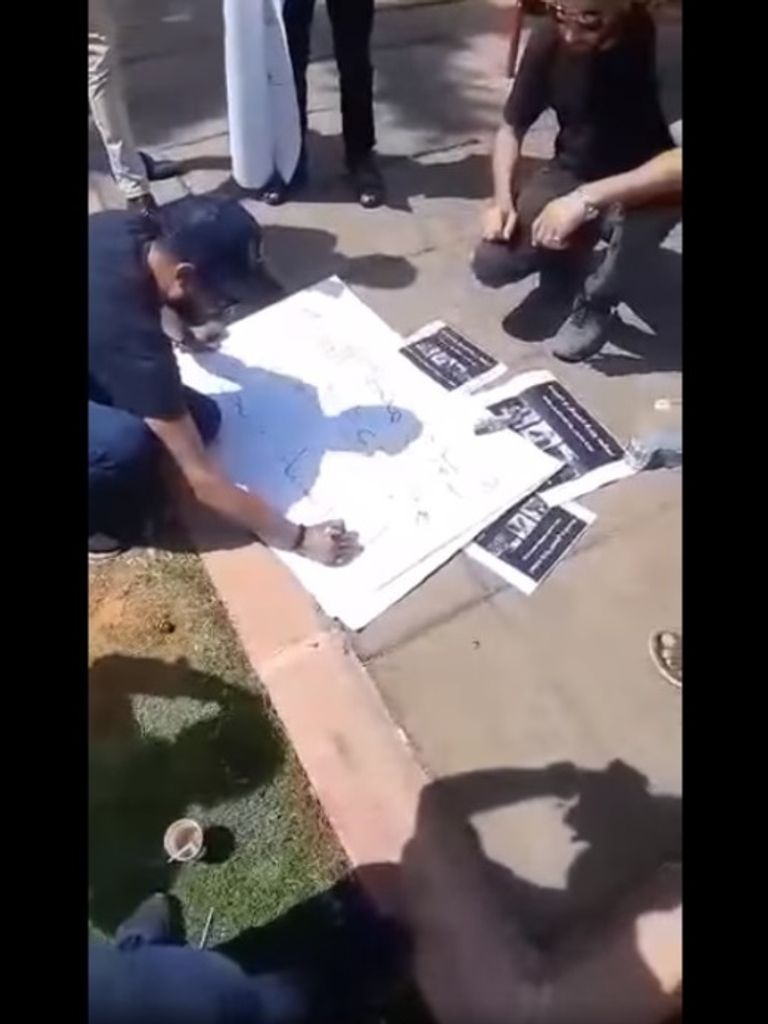 متظاهرون أمام مقر الحكومة المنتهية ولايتها في طرابلس