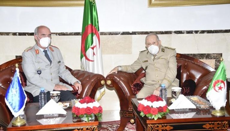 قائد الجيش الجزائري ومدير الأركان العسكرية الدولية للناتو