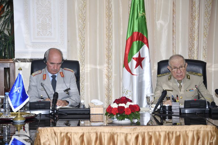 استقبال قائد الجيش الجزائري لمدير الأركان العسكرية الدولية للناتو قائد الجيش الجزائري ومدير الأركان العسكرية الدولية للناتو