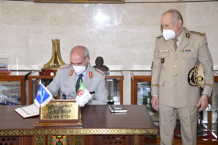 استقبال قائد الجيش الجزائري لمدير الأركان العسكرية الدولية للناتو قائد الجيش الجزائري ومدير الأركان العسكرية الدولية للناتو