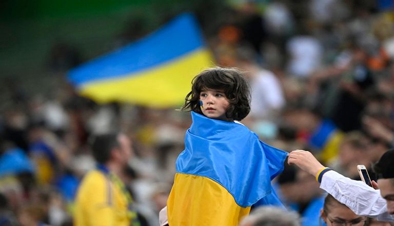 الجماهير تشجع منتخب أوكرانيا