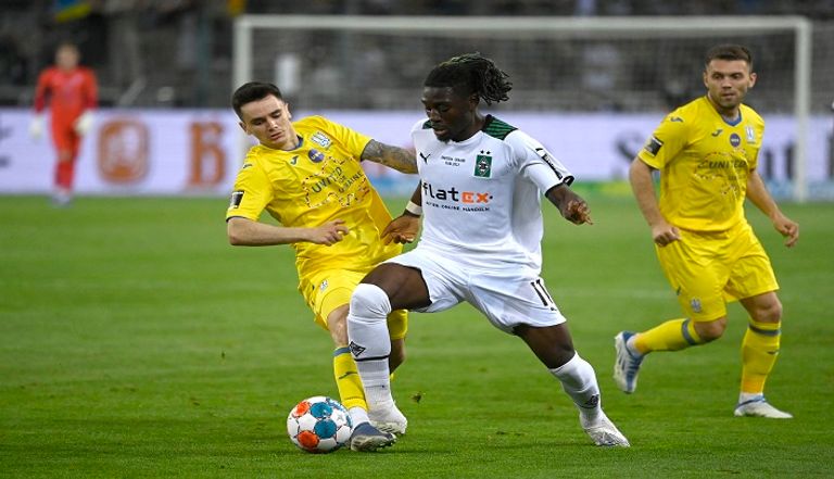 الجماهير تشجع منتخب أوكرانيا