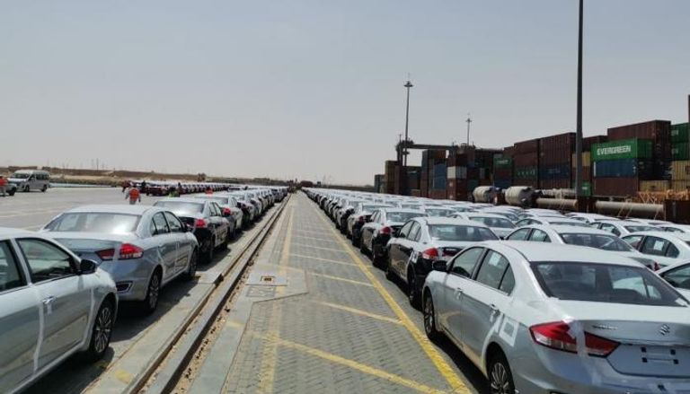 شحنة سيارات وصلت حديثا لميناء السخنة في منطقة قناة السويس