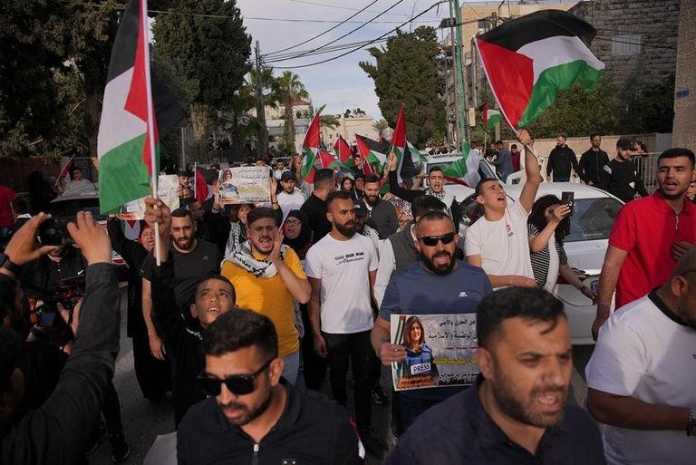 جثمان شيرين أبوعاقلة محمولا على الأعناق