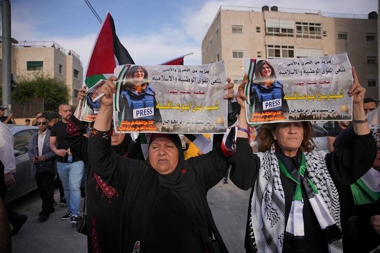 جثمان شيرين أبوعاقلة محمولا على الأعناق