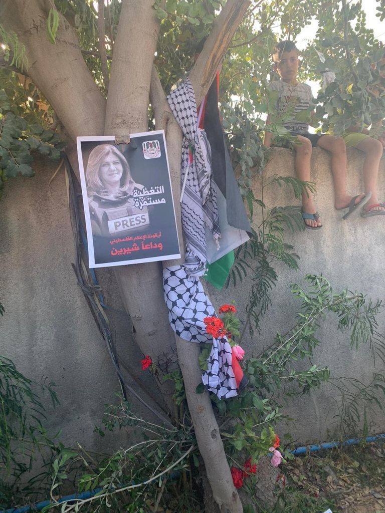 جثمان شيرين أبوعاقلة محمولا على الأعناق