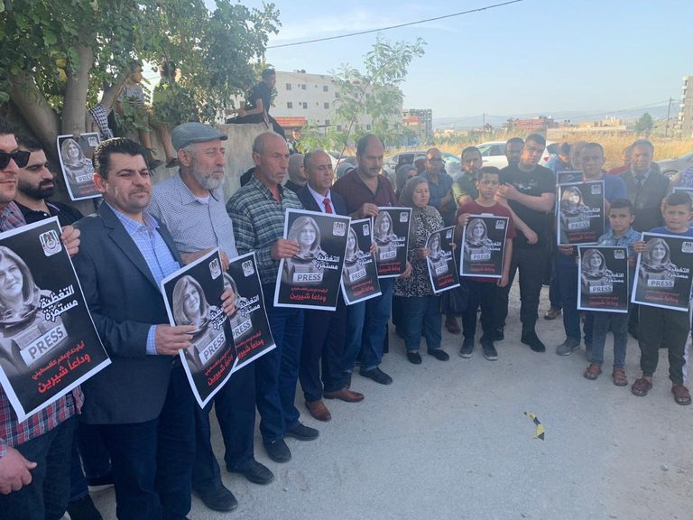 جثمان شيرين أبوعاقلة محمولا على الأعناق