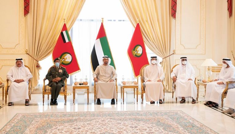 الشيخ محمد بن زايد آل نهيان خلال تكريم الفريق الركن حمد محمد الرميثي