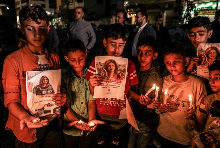 أطفال يضيئون الشموع على روح الشهيدة شيرين أبو عاقلة