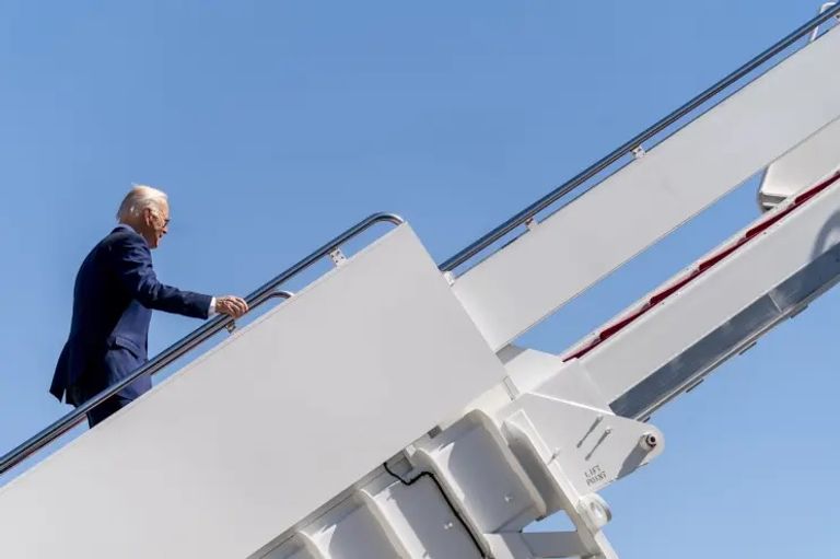 بايدن كاد يسقط في أثناء صعوده درج الطائرة الرئاسية