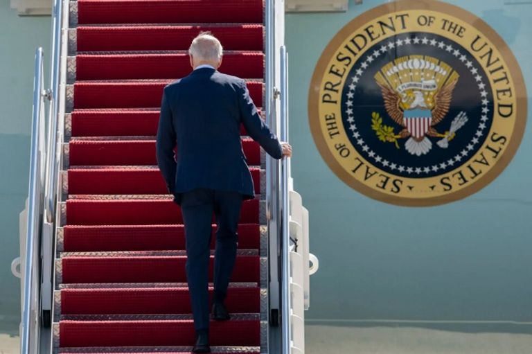 بايدن كاد يسقط في أثناء صعوده درج الطائرة الرئاسية