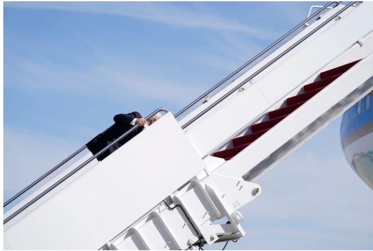 بايدن كاد يسقط في أثناء صعوده درج الطائرة الرئاسية