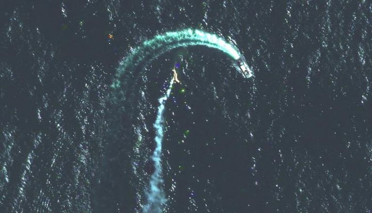 صورة قمر صناعي تُظهر مركبة إنزال من طراز سيرنا وصاروخ محتمل قرب جزيرة الأفعى