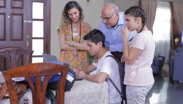 الملصق الترويجي لمسلسل "مين قال؟"