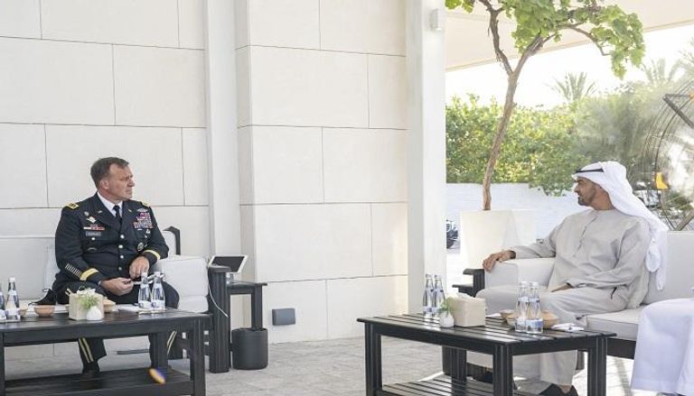 الشيخ محمد بن زايد آل نهيان خلال لقاء مايكل كوريلا قائد القيادة المركزية الأمريكية