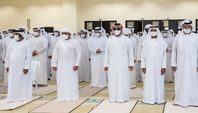 جانب من مراسم دفن جثمان الشيخ خليفة بن زايد