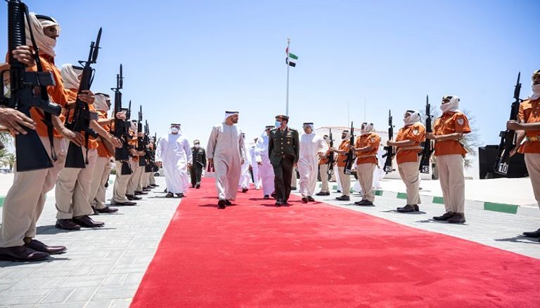 الشيخ محمد بن زايد آل نهيان خلال تكريم الفريق الركن حمد محمد الرميثي