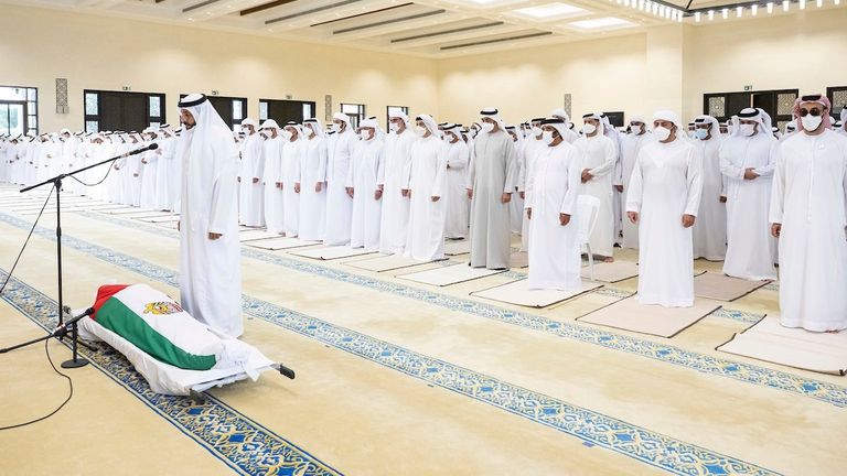 صلاة الجنازة ومراسم دفن جثمان الشيخ خليفة