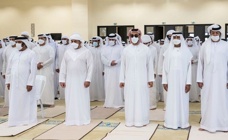 صلاة الجنازة ومراسم دفن جثمان الشيخ خليفة