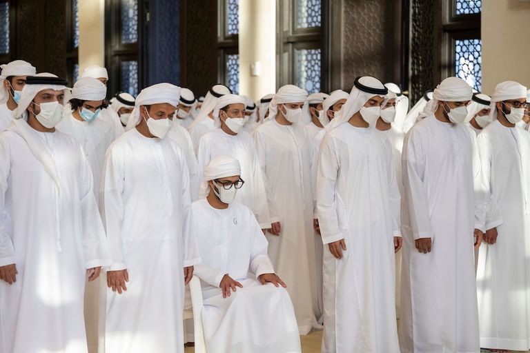 صلاة الجنازة ومراسم دفن جثمان الشيخ خليفة