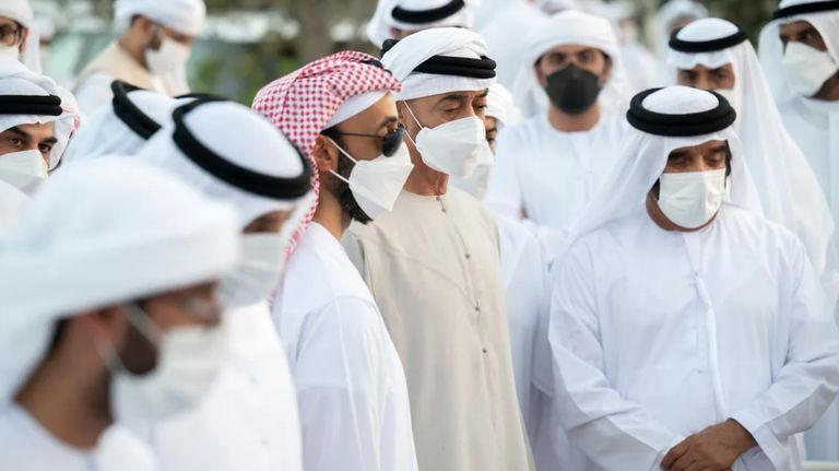 صلاة الجنازة ومراسم دفن جثمان الشيخ خليفة