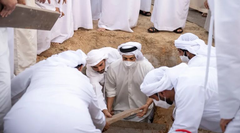 صلاة الجنازة ومراسم دفن جثمان الشيخ خليفة