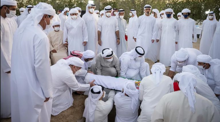 صلاة الجنازة ومراسم دفن جثمان الشيخ خليفة