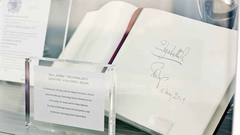 امضاء الملكة إليزابيث في الصفحة الأولى لكتاب زوار مقر مكلارين 2004 النسخة الخاصة من مكلارين لتوثيق اليوبيل البلاتيني