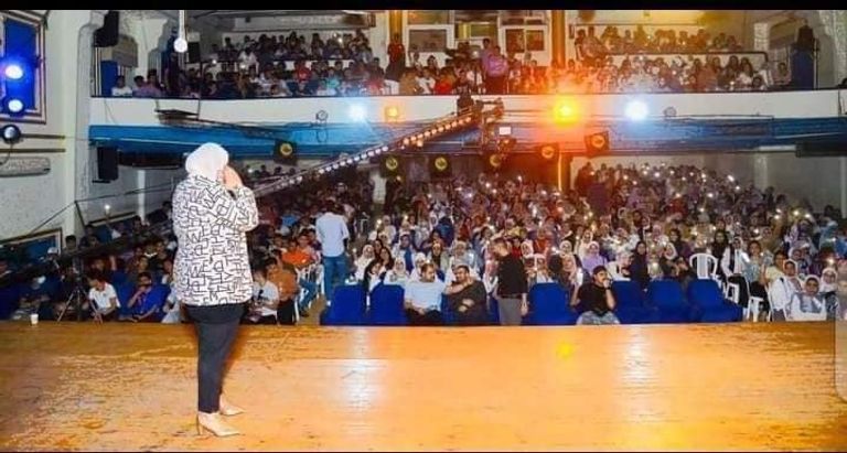 صورة للمعلمة في أثناء وجودها وسط حراسة مشددة