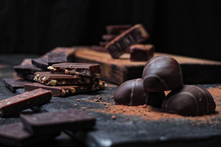 فتاة تتناول الشوكولاتة - أرشيفية