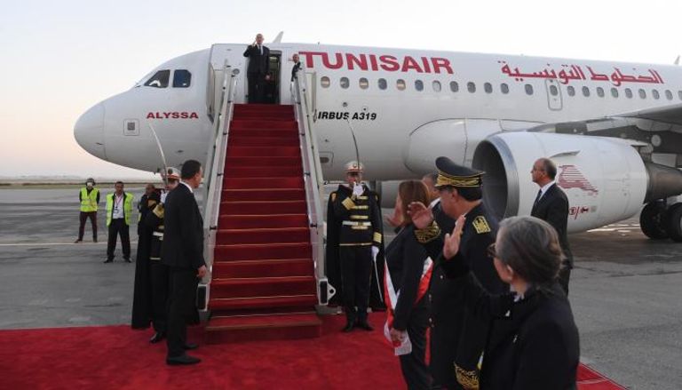 الرئيس التونسي قيس سعيد خلال مغادرته بلاده إلى الإمارات