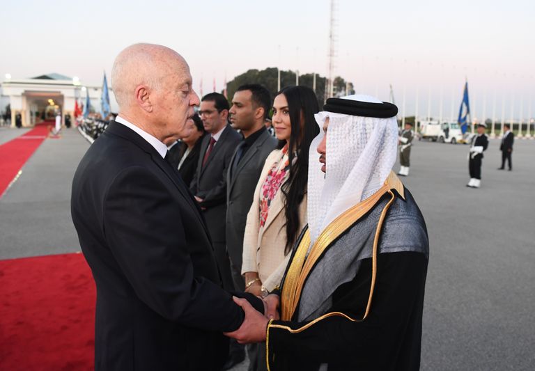 الرئيس التونسي قيس سعيد خلال مغادرة بلاده إلى الإمارات