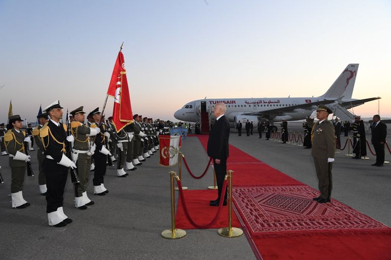 الرئيس التونسي قيس سعيد خلال مغادرة بلاده إلى الإمارات