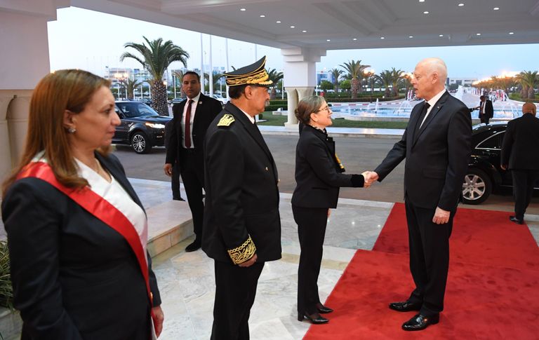 الرئيس التونسي قيس سعيد خلال مغادرة بلاده إلى الإمارات