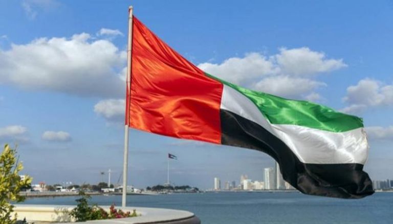 علم دولة الإمارات العربية المتحدة يرفرف عاليا - أرشيفية