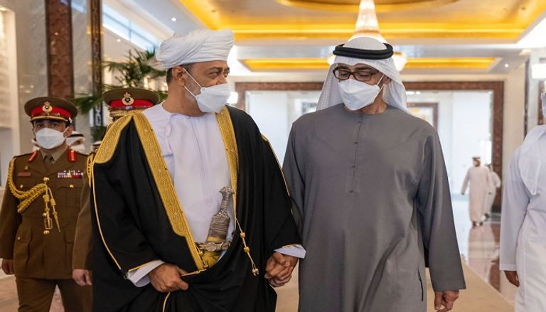 الشيخ محمد بن زايد رئيس الإمارات خلال استقبال السلطان هيثم بن طارق