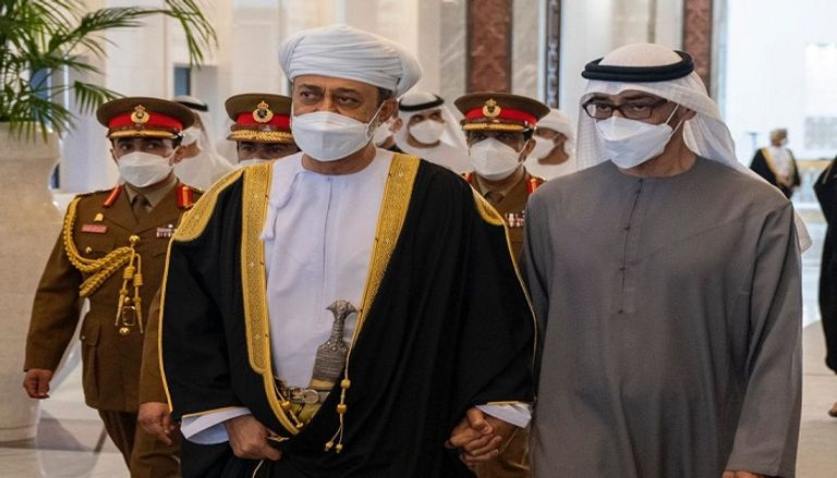 الشيخ محمد بن زايد رئيس الإمارات خلال استقبال السلطان هيثم بن طارق