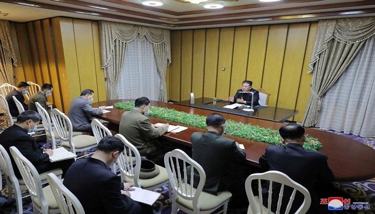 زعيم كوريا الشمالية خلال اجتماع مع قيادة الطوارئ للحجر الصحي