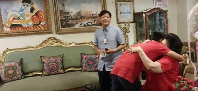 إيميلدا ماركوس وخلفها إلى اليمين لوحه بيكاسو