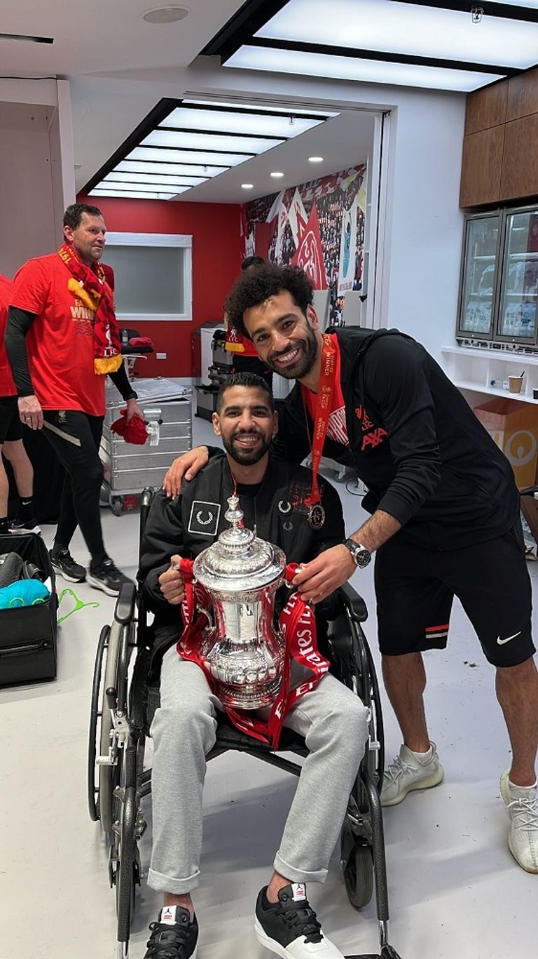 محمد صلاح نجم ليفربول مع مواطنه مؤمن زكريا محمد صلاح نجم ليفربول يحتفل بكأس الاتحاد الإنجليزي