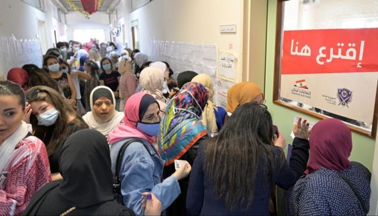 مقترعات لبنانيات في انتظار التصويت في الانتخابات