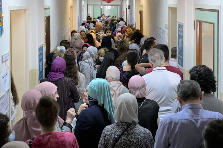 مقترعات لبنانيات في انتظار التصويت في الانتخابات