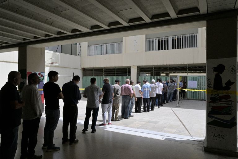 مقترعات لبنانيات في انتظار التصويت في الانتخابات