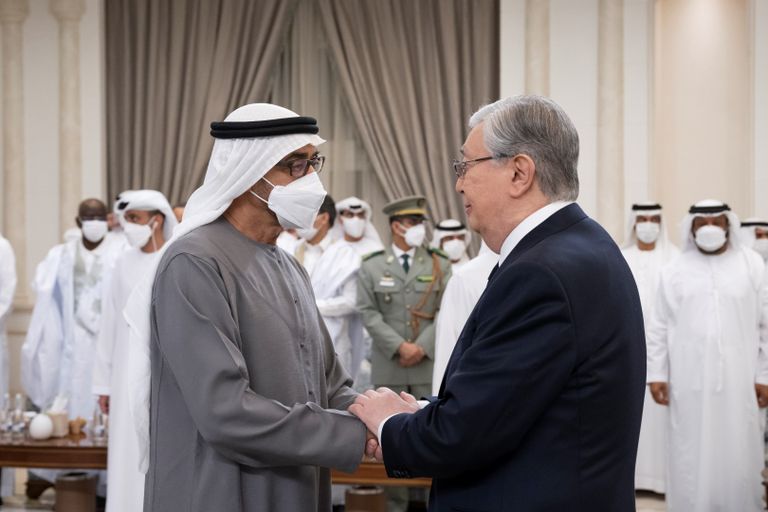 الشيخ محمد بن زايد آل نهيان يتلقى العزاء من إيمانول ماكرون