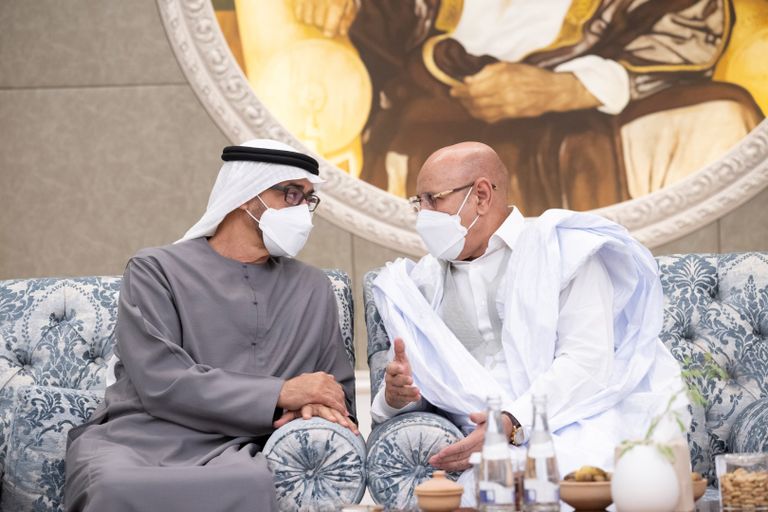 الشيخ محمد بن زايد آل نهيان يتلقى العزاء من إيمانول ماكرون