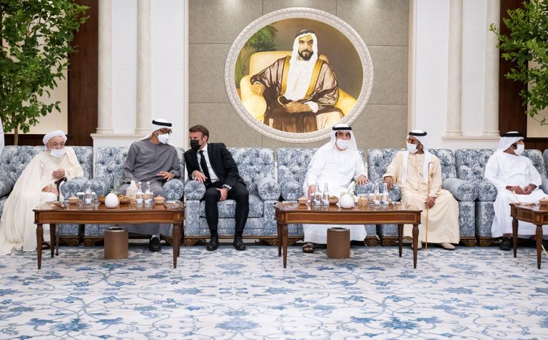 الشيخ محمد بن زايد آل نهيان يتلقى العزاء من إيمانول ماكرون
